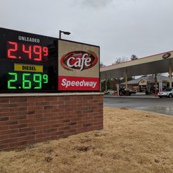 Speedway - Outside. Street sign.