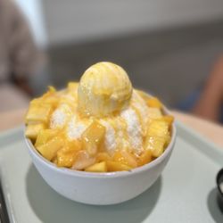 Deluna Dessert Cafe - Mango bingsoo