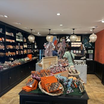 A la Mère de Famille - Interior - Chocolatiers & Shops Near Me - Paris, 75 A la Mère de Famille - Interior - Chocolatiers & Shops Near Me - Paris, 75