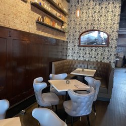 Remy's Lounge - Cozy seating