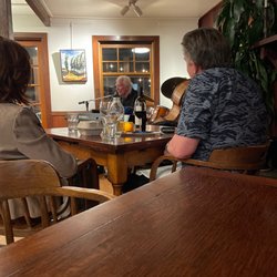 Giaco's Valley Roadhouse - Sat night music at the roadhouse - who knew?