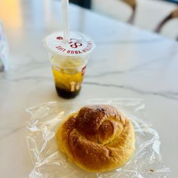 Passion Fruit green tea & Sweet Butter Wreath bread