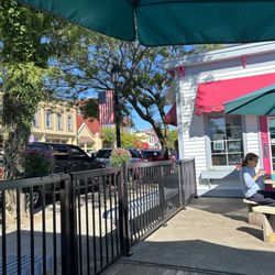 The Cool Spot - Patio Nice day.
