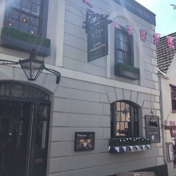 Queen Charlotte - Pubs Near Me - Windsor, WNM