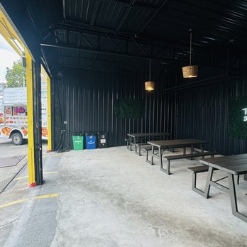Taqueria El 5 de Mayo - Eating area next to food truck - Mexican Near Me - Seattle, Washington