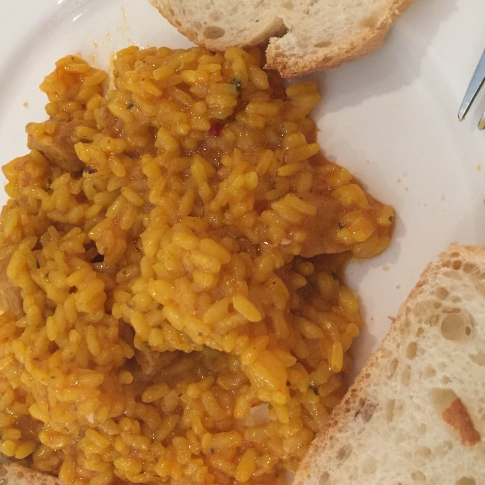 La Botillería - Free tapas! We got paella with our second round of drinks at the bar. - Spanish Near Me - Granada, GR