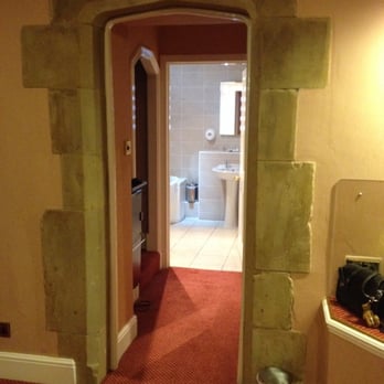 Best Western Rogerthorpe Manor Hotel - Bathroom through the arch - Hotels Near Me - Wakefield, XWY