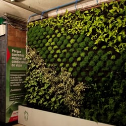 Metro de Santiago - Panel verde en Metro Santa Ana