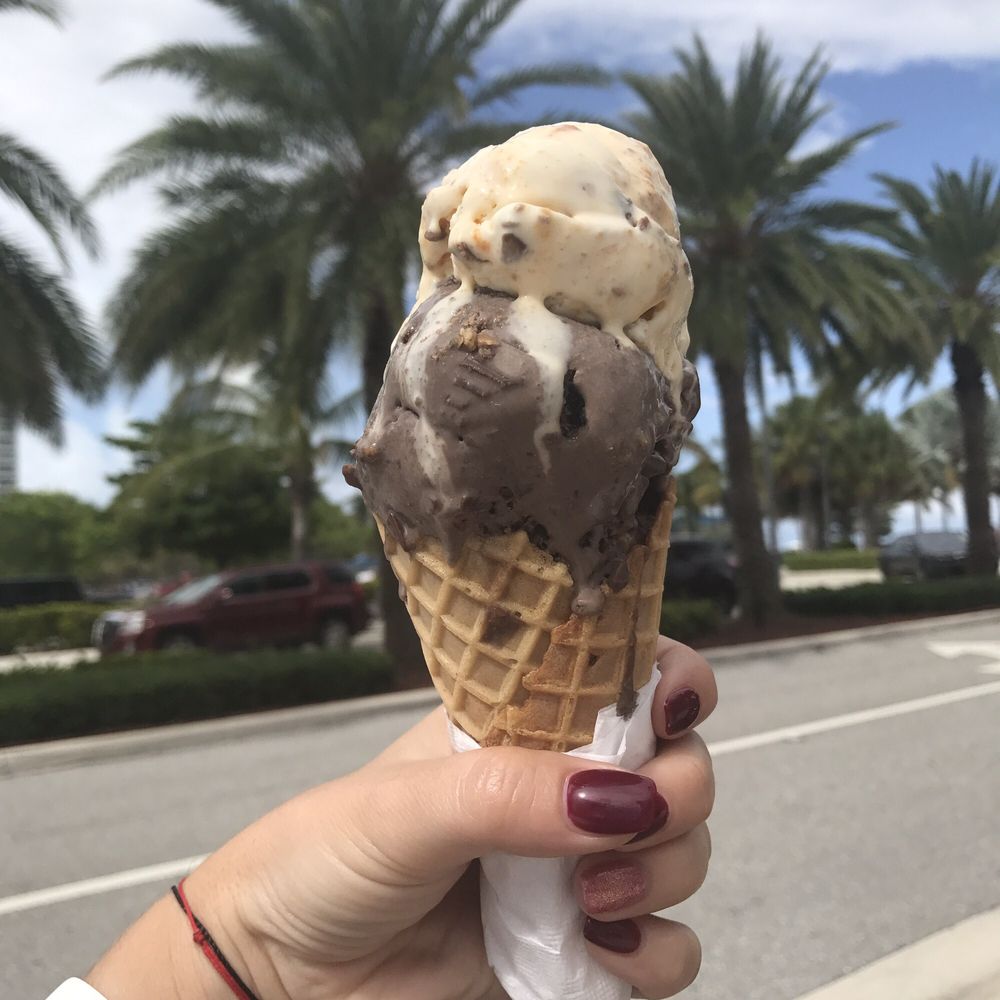 Razzleberry's - Butterfinger ice cream on top of dark chocolate with peanut butter - Ice Cream & Frozen Yogurt Near Me - Pompano Beach, Florida Razzleberry's - Butterfinger ice cream on top of dark chocolate with peanut butter - Ice Cream & Frozen Yogurt Near Me - Pompano Beach, Florida