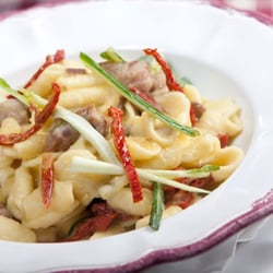 Dominus Osteria con Pizza - Orecchiette con salsiccia, funghi cardoncelli, rucola e pecorino