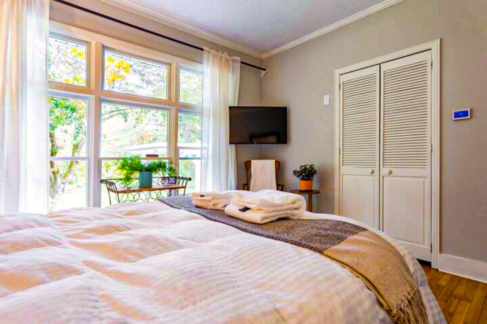 THE JOURNEY’S END AIRBNB 56 Chestnut Ridge Rd, Queensbury, New York