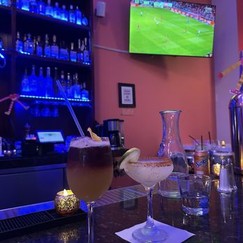 El Mariachi SF - Hibiscus Midnight y Mezacal Margarita - Mexican Near Me - San Francisco, California