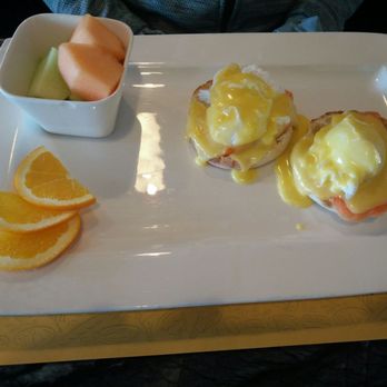 Honey B Hives Restaurant - Eggs Benedict (poached eggs) and smoked salmon - Breakfast & Brunch Near Me - Toronto, Ontario Honey B Hives Restaurant - Eggs Benedict (poached eggs) and smoked salmon - Breakfast & Brunch Near Me - Toronto, Ontario