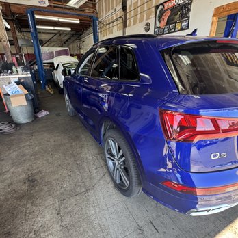 Tom's B & M Auto - Oil change on this beautiful Audi - Auto Repair Near Me - Lynnwood, Washington Tom's B & M Auto - Oil change on this beautiful Audi - Auto Repair Near Me - Lynnwood, Washington