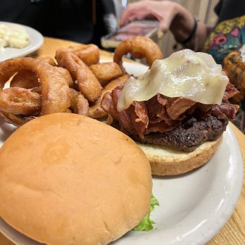 Minnies Montana Cafe - Hamburger and delicious onion rings - American Near Me - Thompson Falls, Montana Minnies Montana Cafe - Hamburger and delicious onion rings - American Near Me - Thompson Falls, Montana