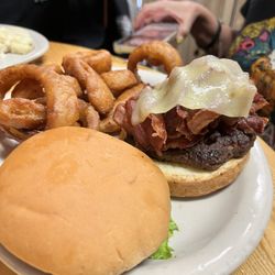 Minnies Montana Cafe - Hamburger and delicious onion rings