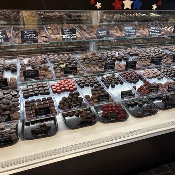Gettysburg Chocolate Market - Chocolate case - Chocolatiers & Shops Near Me - Gettysburg, Pennsylvania Gettysburg Chocolate Market - Chocolate case - Chocolatiers & Shops Near Me - Gettysburg, Pennsylvania