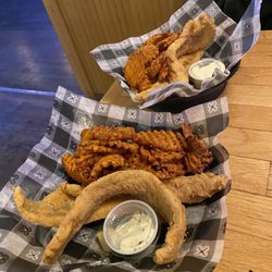 Illini Lounge - Fish Fry Friday