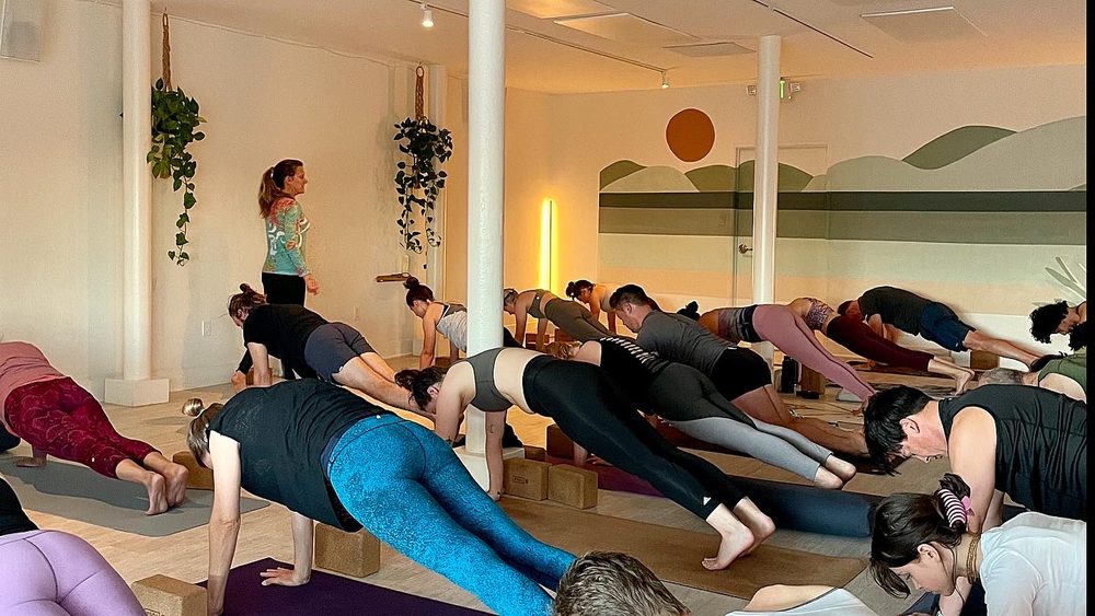 CLOUDBREAK YOGA Logo