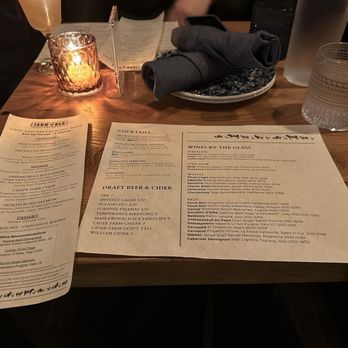 Farm Bar - Ravenswood - Menu and size of the table - Salad Near Me - Chicago, Illinois