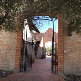 Entrance from parking lot, office is on the left! Entrance from parking lot, office is on the left!