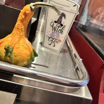 Zumi's Espresso & Coffeehouse - Decor - Ice Cream & Frozen Yogurt Near Me - Ipswich, Massachusetts