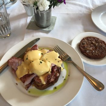 Vintage - Classic eggs Benedict. Wish a smash-brown on the side. - Breakfast & Brunch Near Me - Vail, Colorado