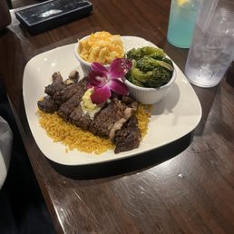 Rib eye steak with rice, mac and cheese and broccoli