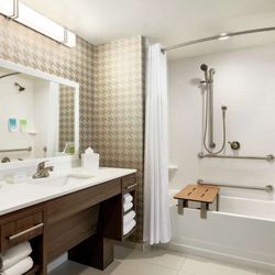 Home2 Suites by Hilton Brandon Tampa - Guest room bath