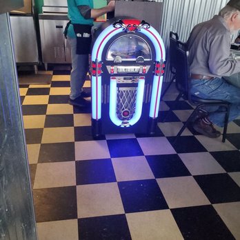 Lizzy's Diner - Prop me up beside the jukebox - Diners Near Me - Longview, Texas