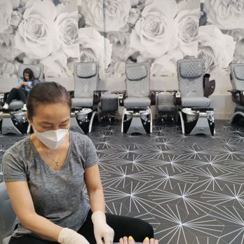 Friendly Nails - Beautiful decor - Nail Salons Near Me - Winston-Salem, North Carolina