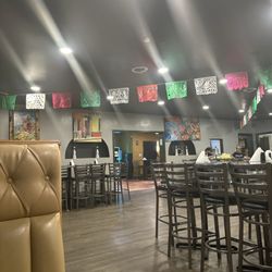 Los Dos Hermanos Restaurant - Dining area