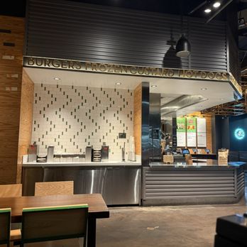 Shake Shack Canal Place - Interior - Fast Food Near Me - New Orleans, Louisiana Shake Shack Canal Place - Interior - Fast Food Near Me - New Orleans, Louisiana