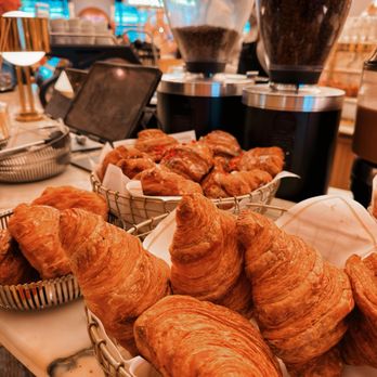 Pierre Hermé - Coffee/Bakery - Chocolatiers & Shops Near Me - Paris, 75 Pierre Hermé - Coffee/Bakery - Chocolatiers & Shops Near Me - Paris, 75