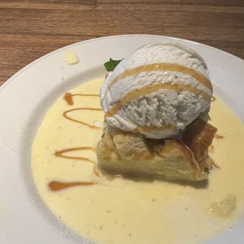 Yard House - Bread Pudding with Creme Anglaise - New American Near Me - Concord, California