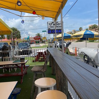 Moo's Soft Serve - a view of the outside seating area - Ice Cream & Frozen Yogurt Near Me - Indialantic, Florida