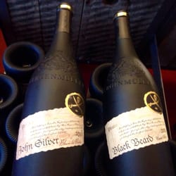 Wine & Roses - Fantastische Duitse wijn met een heel mooi achtergrondverhaal. Voor het uiterlijk van de fles wil je het alleen al kopen....