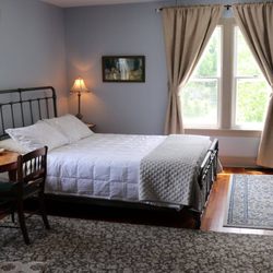Laurel Manor House Bed and Breakfast - Sycamore Room Queen bed
