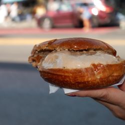 Viv’s Gelato - Gelato sandwich