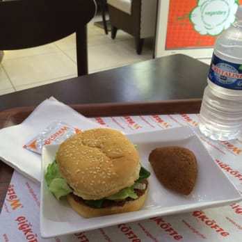 Cigkoftem - Burger Menu: 75 g of the cigkofte, served on a bun with lettuce, tomato, pickles, green onions, and flat leaf parsley. - Turkish Near Me - Lyon, 69