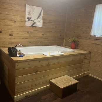 Paradise Hills - Loved the Jacuzzi bathtub! - Wineries Near Me - Blairsville, Georgia