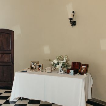 Sunshine Events - Welcome table off to the side and bare. DID NOT TURN ON VOICEMAIL GUESTBOOK. No voicemails were recorded - Party & Event Planning Near Me - Costa Mesa, California