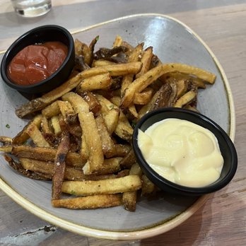 Moku Kitchen - Truffle oil garlic fries - Cocktail Bars Near Me - Honolulu, Hawaii