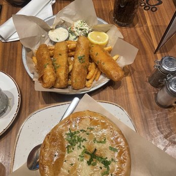 Yard House - Chicken pot pie and Beer-Battered Fish & Chips - New American Near Me - Las Vegas, Nevada