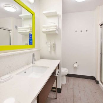 Hampton Inn Clarion - Guest room bath - Hotels Near Me - Clarion, Pennsylvania