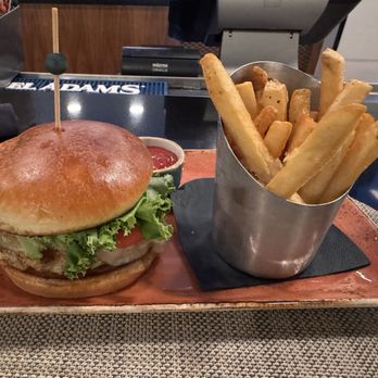 Renaissance Cincinnati Downtown Hotel - Turkey burger and fries - Hotels Near Me - Cincinnati, Ohio Renaissance Cincinnati Downtown Hotel - Turkey burger and fries - Hotels Near Me - Cincinnati, Ohio