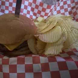Cheeseburger with chips