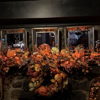 Yardley Inn Restaurant & Bar - Fall decor - Bars Near Me - Yardley, Pennsylvania