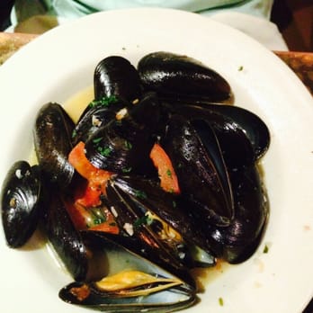 Piattini - Cozze con Vino - Mussels, white wine, garlic, fresh tomatoes - Italian Near Me - Boston, Massachusetts Piattini - Cozze con Vino - Mussels, white wine, garlic, fresh tomatoes - Italian Near Me - Boston, Massachusetts