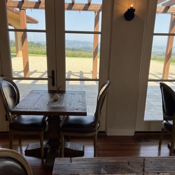 Black Walnut Inn & Vineyard - Breakfast nook - Bed & Breakfast Near Me - Dundee, Oregon